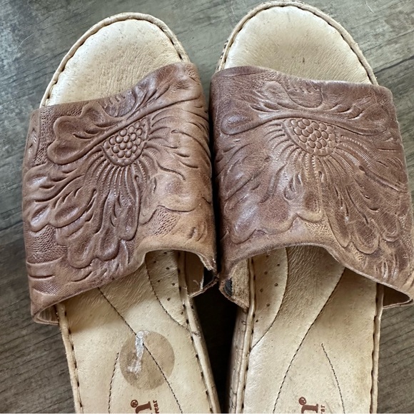 BORN embossed floral leather sandal brown and tan cork bottom - Picture 7 of 8
